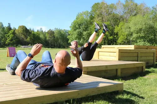 Knorrens utegym - VÅRVIKS GÅRD 1 TrollhättanVårviks GårdVårviks Gård är en bondgård som ligger cirka 2 kilometer väster om Trollhättans centrum och har sina anor från 1600-talet. Verksamheten vänder sig huvudsakligen till människor som av olika anledningar varit ifrån det ordinarie arbetslivet under längre tid.KontaktAllt arbete på gården utförs utifrån ett ekologiskt tänkande. För att möjliggöra detta förmedlas en grundläggande miljökunskap till alla praktikanter.Gårdens cirka 5 hektar stora markområde brukas framför allt som betesmark åt djuren. Där odlas också blommor, giftfria grönsaker och bär på friland och i växthus. Vårviks Gård bidrar bland annat med sin kompostering, täck- och blandodling till en ekologiskt inriktad miljöstrategi i hanteringen av naturliga och lokala resurser.Praktikanterna på Vårviks Gård behöver inte ha tidigare kunskap om lantarbete. Det räcker med ett stort intresse av odling, djurskötsel eller annat praktiskt arbete inom lantgårds- och miljöarbete.Djuren på Vårviks GårdArbete med djur, växter och miljö formar grunden för gårdens arbetsprogram. De djur som finns på Vårviks Gård är svenska lantraser, vissa av dem är utrotningshotade, vilket lett till samarbete med Nordens Ark och intresseföreningar ute i landet.Vårviks Gård är hemvist för bland annat hästar, kor, får, getter, grisar, kaniner, gäss, ankor och höns.X-FORCE – UNIK TRÄNINGSMETODDen nya världsunika och patenterade svenska uppfinningen X-Force är en träningsmaskin som ökar den negativa belastningen med 40 %.Detta gör att du som användare kan träna betydligt kortare tid och få större effekt med garanterat bättre resultat, endast 6 – 12 repetitioner per maskin var 7 – 14 dagar.Varför negativ träning?Negativ träning har många fördelar.Musklerna kan arbeta med betydligt högre belastning excentriskt än koncentrisk och en tyngre last innebär också effektivare träning med snabbare resultat.För att förbättra muskelstyrkan överbelastar du muskeln och om den excentriska lasten är större tröttar du ut muskeln snabbare.Excentrisk träning kräver mindre syre än koncentrisk vilket påfrestar hjärtat mindre men ökar blodtrycket.Här är de 15st mest sökta gymmen på GymKarta i Juli 2023Nordic Wellness Lindholmen på Lindholmsallén 20 i GöteborgSATS Gamlestaden på Gamlestadstorget 7 i GöteborgSTC Sävedalen - Göteborgsvägen 104 - GymKarta.seSTC munkebäck på Munkebäcks Allé 26 i GöteborgNordic Wellness Göteborg Kviberg Arena - GymKarta.seNordic Wellness Kungälv Kongahälla - GymKarta.seActic Lerum - Vattenpalatset på Häradsvägen 3 i Lerum&nbsp;Maximus Gym Brunnsbo på Folkvisegatan 15 i GöteborgSATS Hovås på Björklundabacken 2 i Hovås - GymKarta.seNordic Wellness Backaplan på Gustaf Dalénsgatan 13Fitness24Seven på Lergöksgatan 6 i Västra FrölundaSATS Askim (Sisjön stora) på Ekonomivägen 6 i AskimSTC på Ekenleden 10 i Kållered - GymKarta.seNordic Wellness Marklandsgatan - GymKarta.seNordic Wellness på Vasagatan 7 i Göteborg